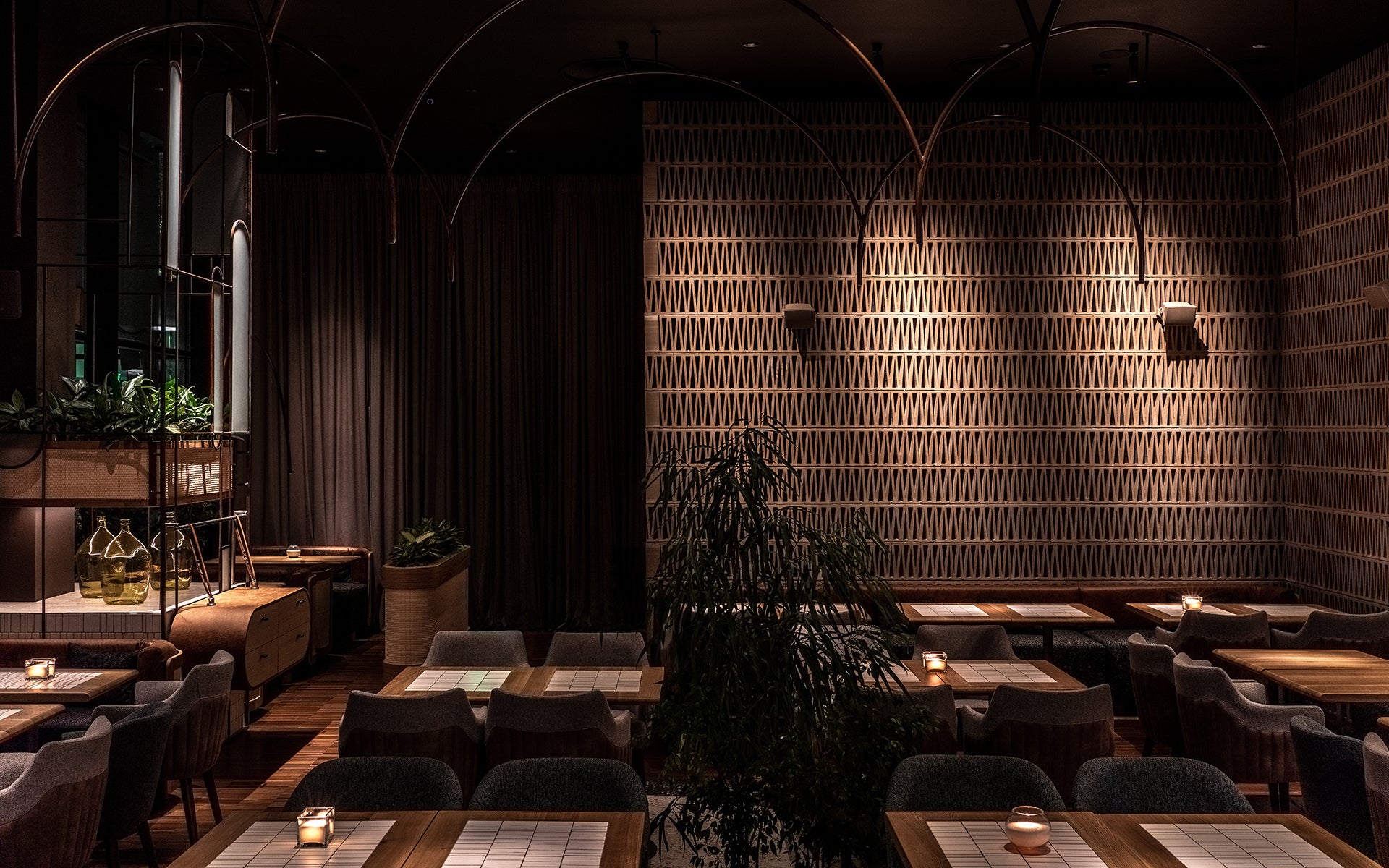 Mutina — Restoran, ucgen desenli duvar, ahsap masalar