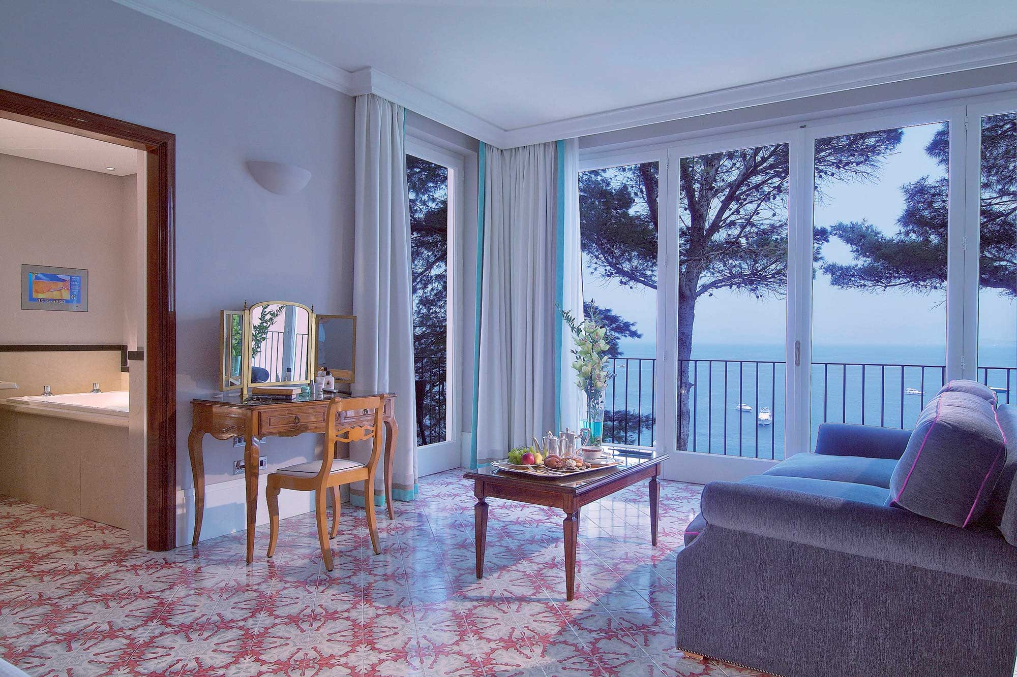 Ceramica CeVi — Amalfi suit, mercan majolika zemin, deniz manzara