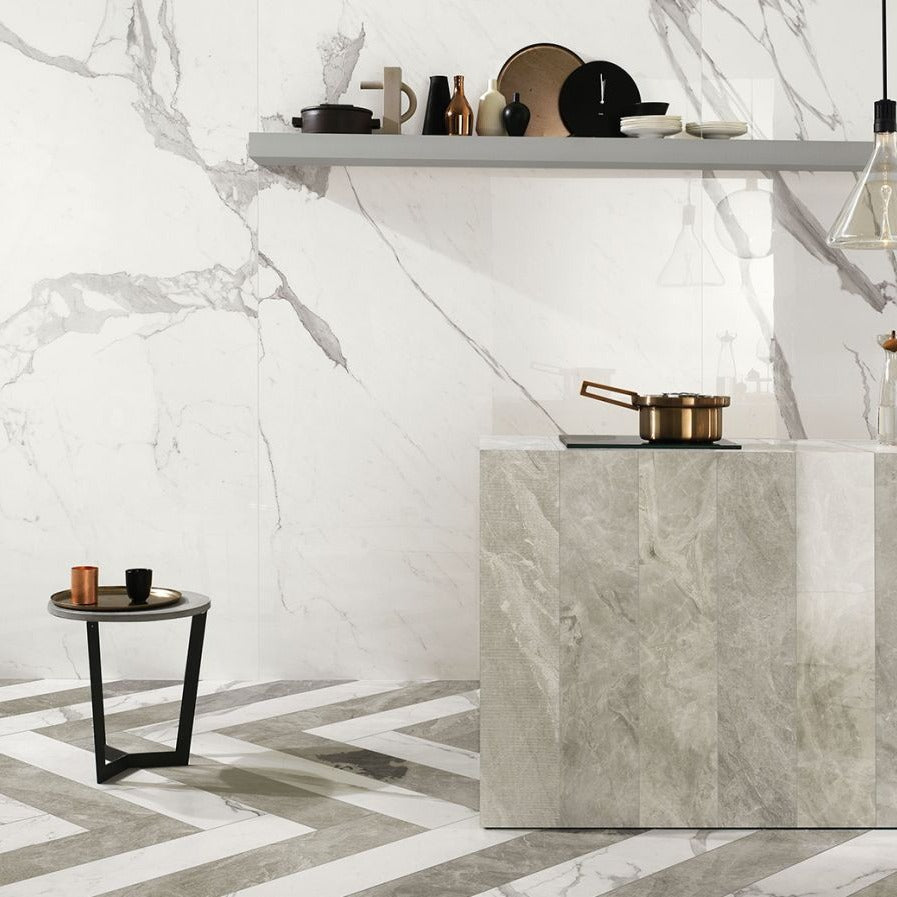 Italgraniti Marble Experience — Calacatta mermer seramik mutfak adası ve duvar uygulaması