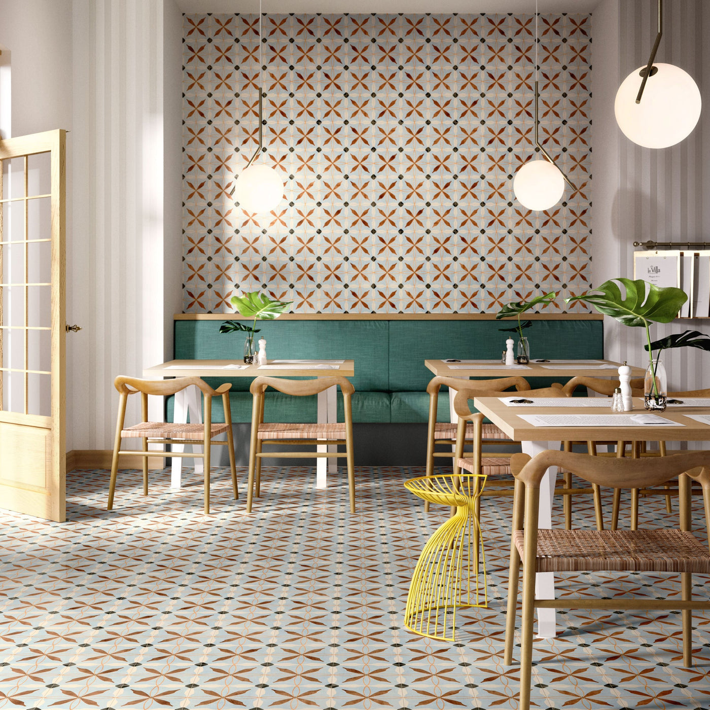 Küçük ebat desenli karolarla kaplı restoran duvarı ve zemini — Seramik House