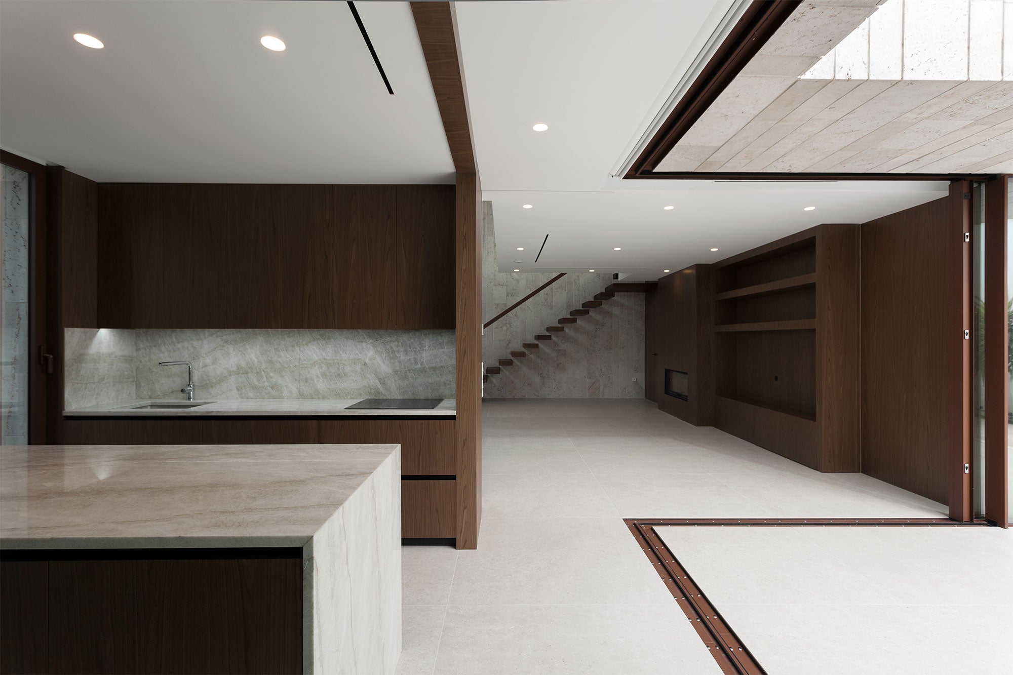 Living Ceramics — Minimalist mutfak, mermer slab backsplash + ceviz