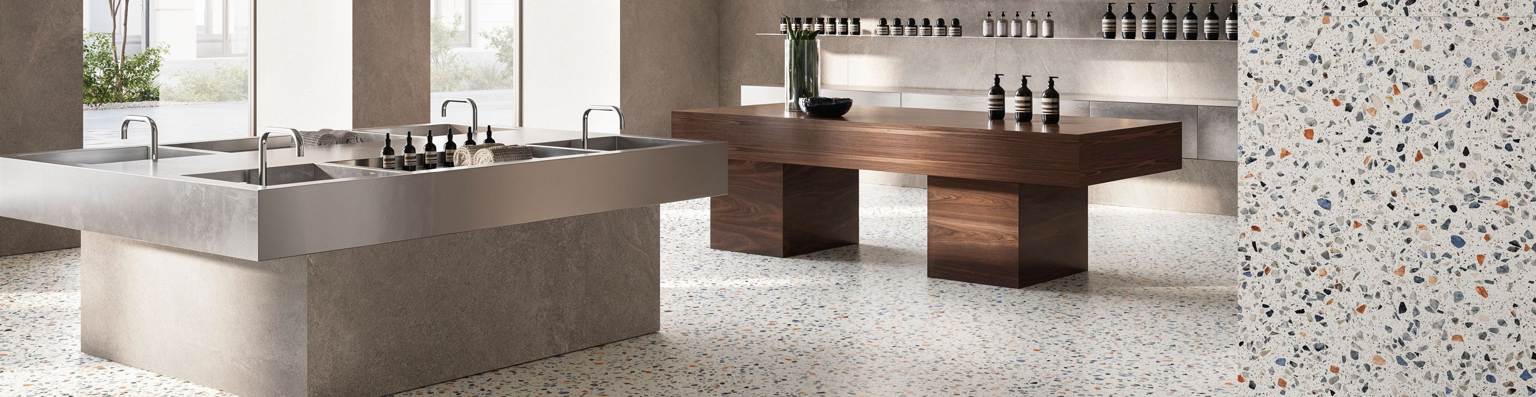 Terrazzo görünümlü porselen yüzeyler — zeminde ve duvarda sürekli terrazzo dokusu