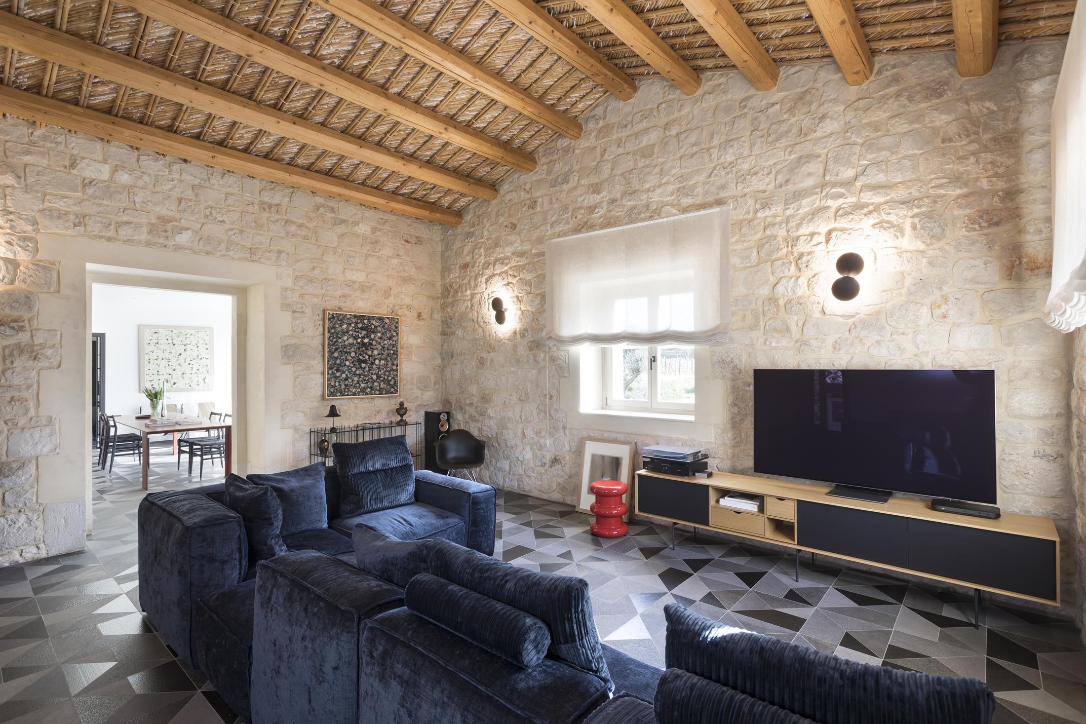 Mosaicomicro — Sicilya ciftlik evi, mikromozaik zemin, mavi kanepe