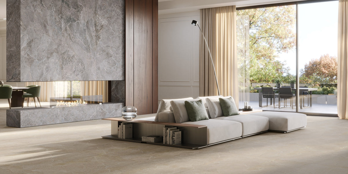 Büyük ebat porselen plaka ile kaplı salon duvarı ve şömine — Seramik House