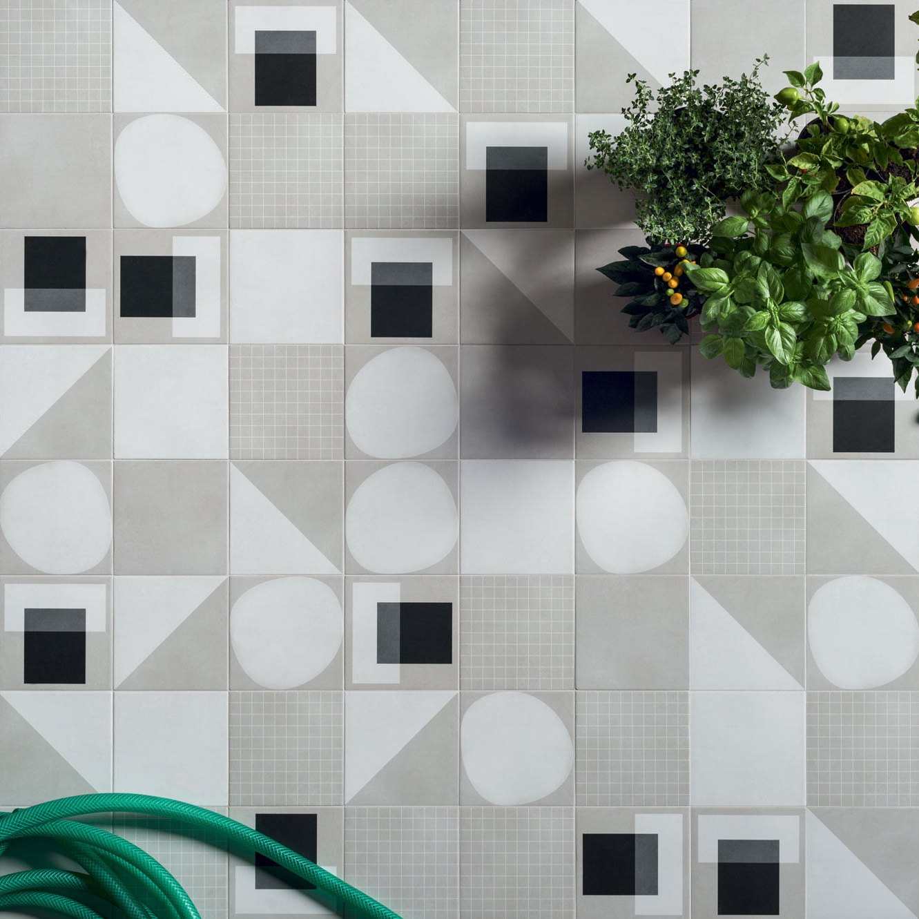 Koleksiyon 41zero42 Futura — geometrik desenli karo detayı