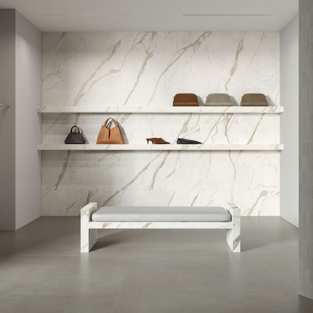 Italgraniti Marble Touch — Calacatta mermer seramik duvar, showroom uygulaması