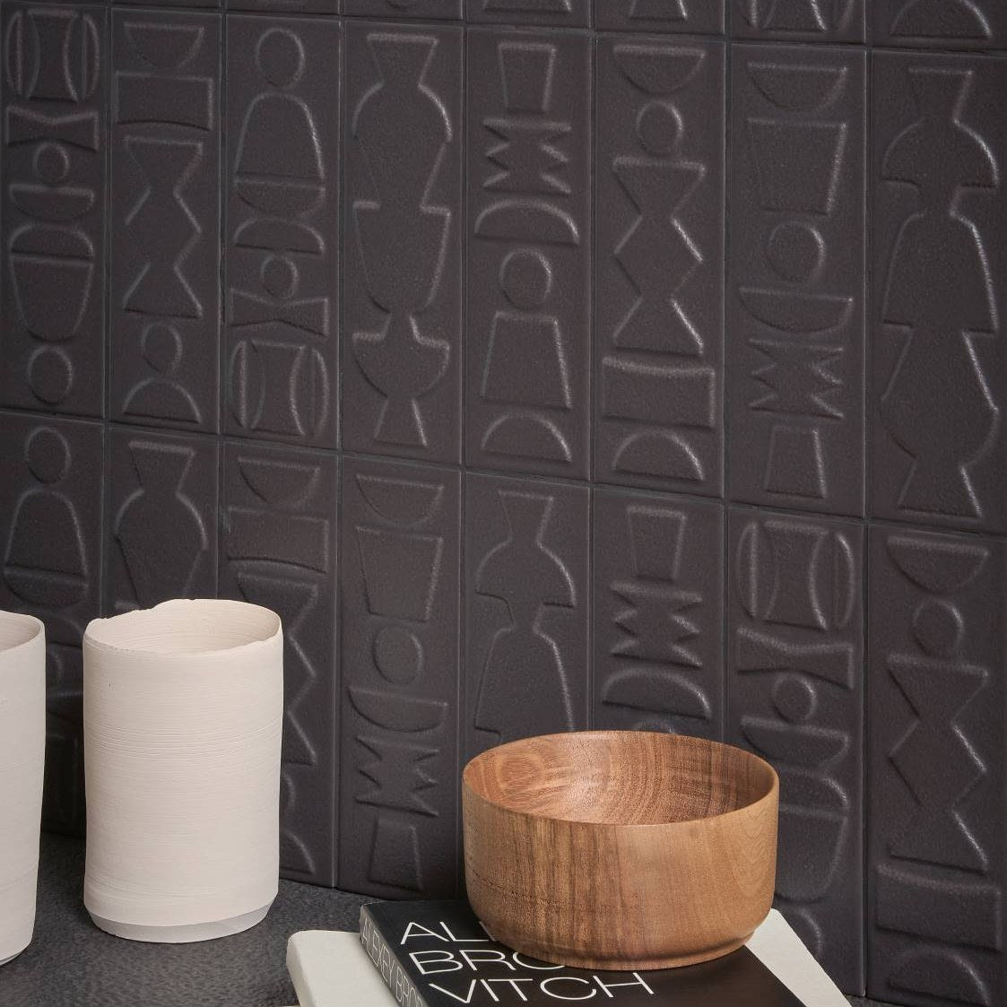 Nok Totem Ebony — duvar uygulaması